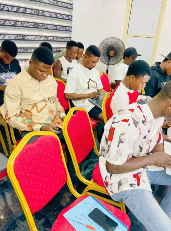 Forex mentor teaching students during a physical class