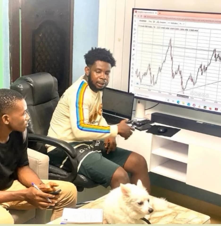 Forex mentor teaching students during a physical class